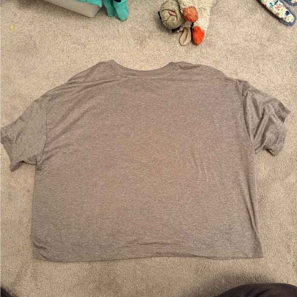 Vuori Heather Grey Crop Short-Sleeve Tee - Picture 2 of 3